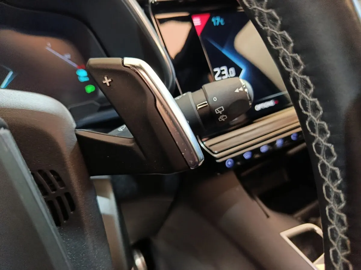 Gros plan sur la commande de changement de vitesse au volant du DS7 Crossback E-TENSE 4x4 2022, intérieur noir.