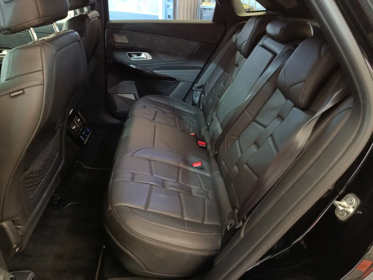 Vue côté gauche sur la banquette arrière en cuir noir du DS7 Crossback E-TENSE 4x4 300 LOUVRE avec portes ouvertes.