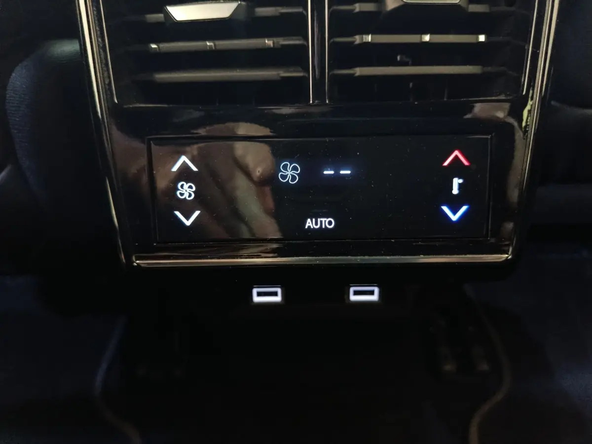 Gros plan sur la commande de climatisation arrière tactile noire du DS7 Crossback E-TENSE 4x4 300 LOUVRE 2022.