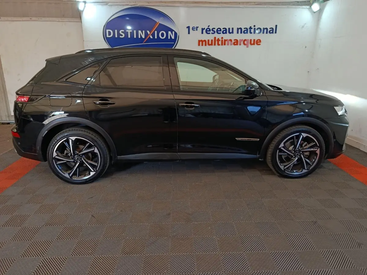 Vue de profil côté gauche du DS7 Crossback E-TENSE 4x4 300 noir, avec jantes noires et vitres teintées.