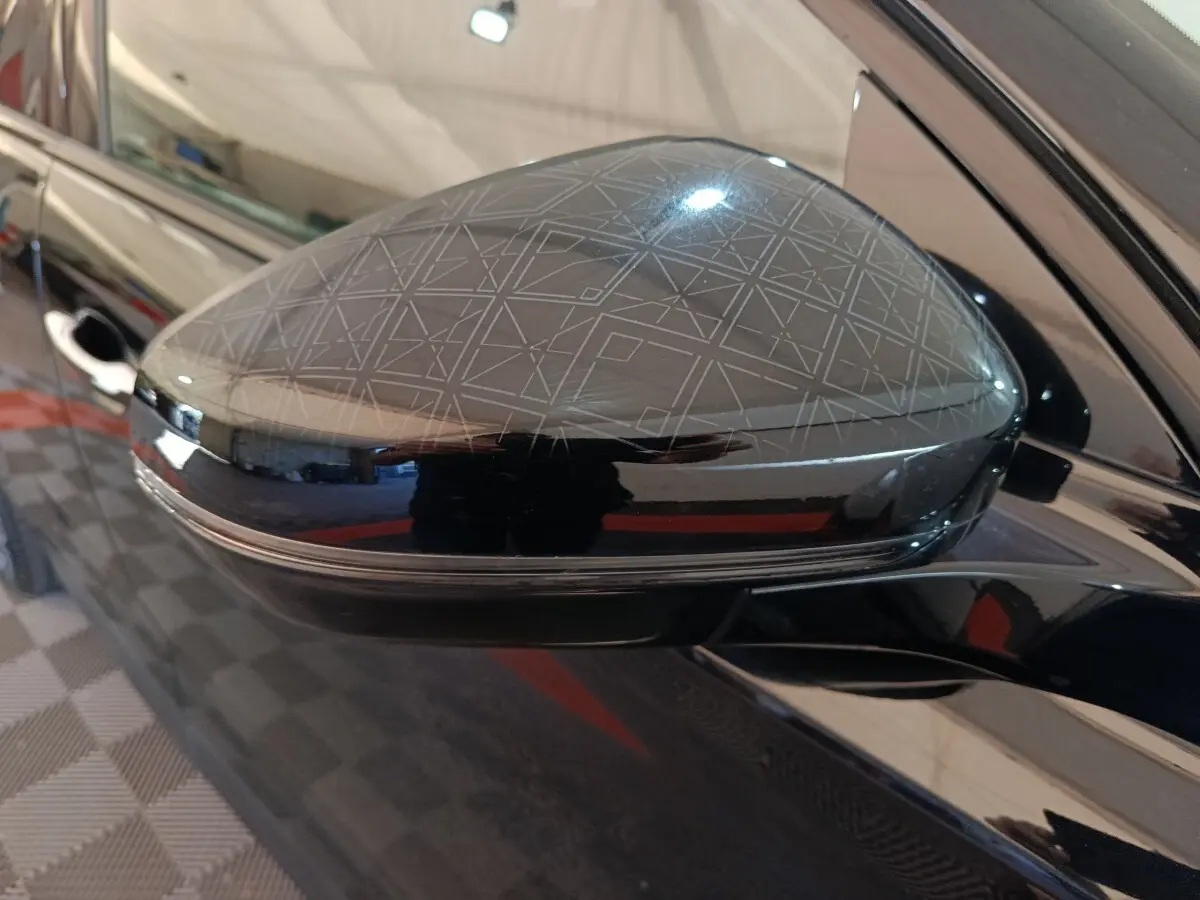 Rétroviseur côté gauche noir brillant avec motifs géométriques sur DS7 Crossback E-TENSE 4x4 2022.