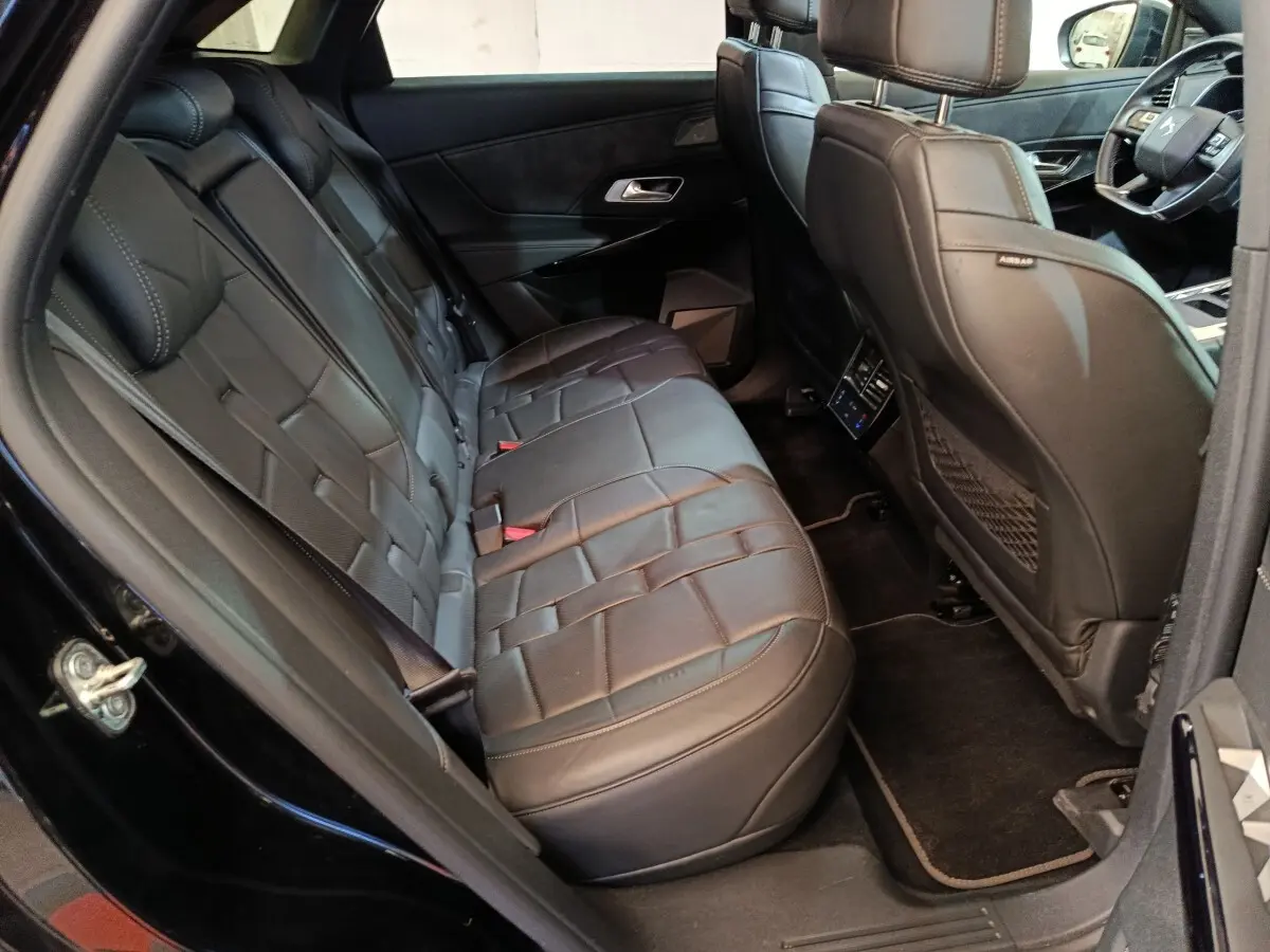 Vue intérieure côté gauche montrant la banquette arrière en cuir noir du DS7 Crossback E-TENSE 4x4 2022.