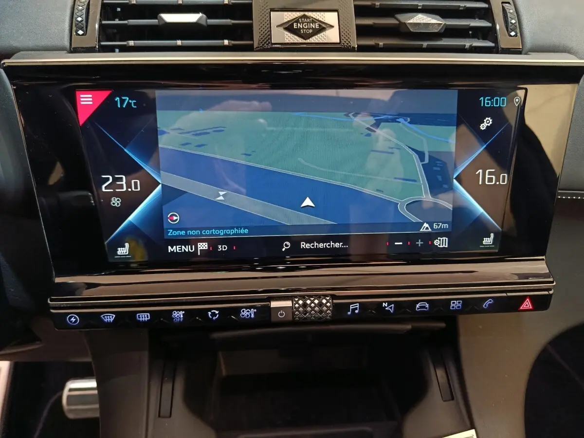 Vue rapprochée de l’écran tactile central du tableau de bord du DS7 Crossback noir, affichant la navigation GPS.
