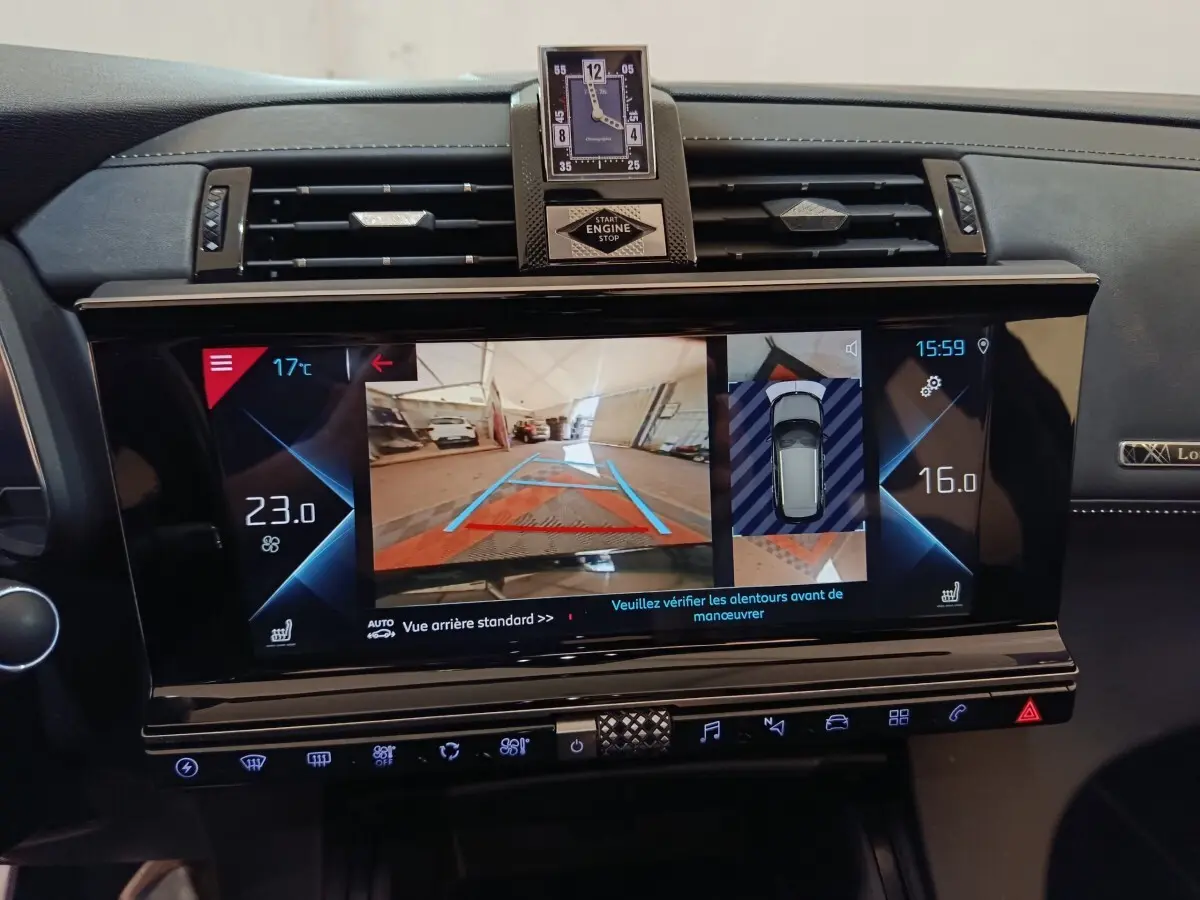 Vue rapprochée de l’écran tactile central du DS7 Crossback noir 2022 affichant la caméra de recul et l’aide au stationnement.