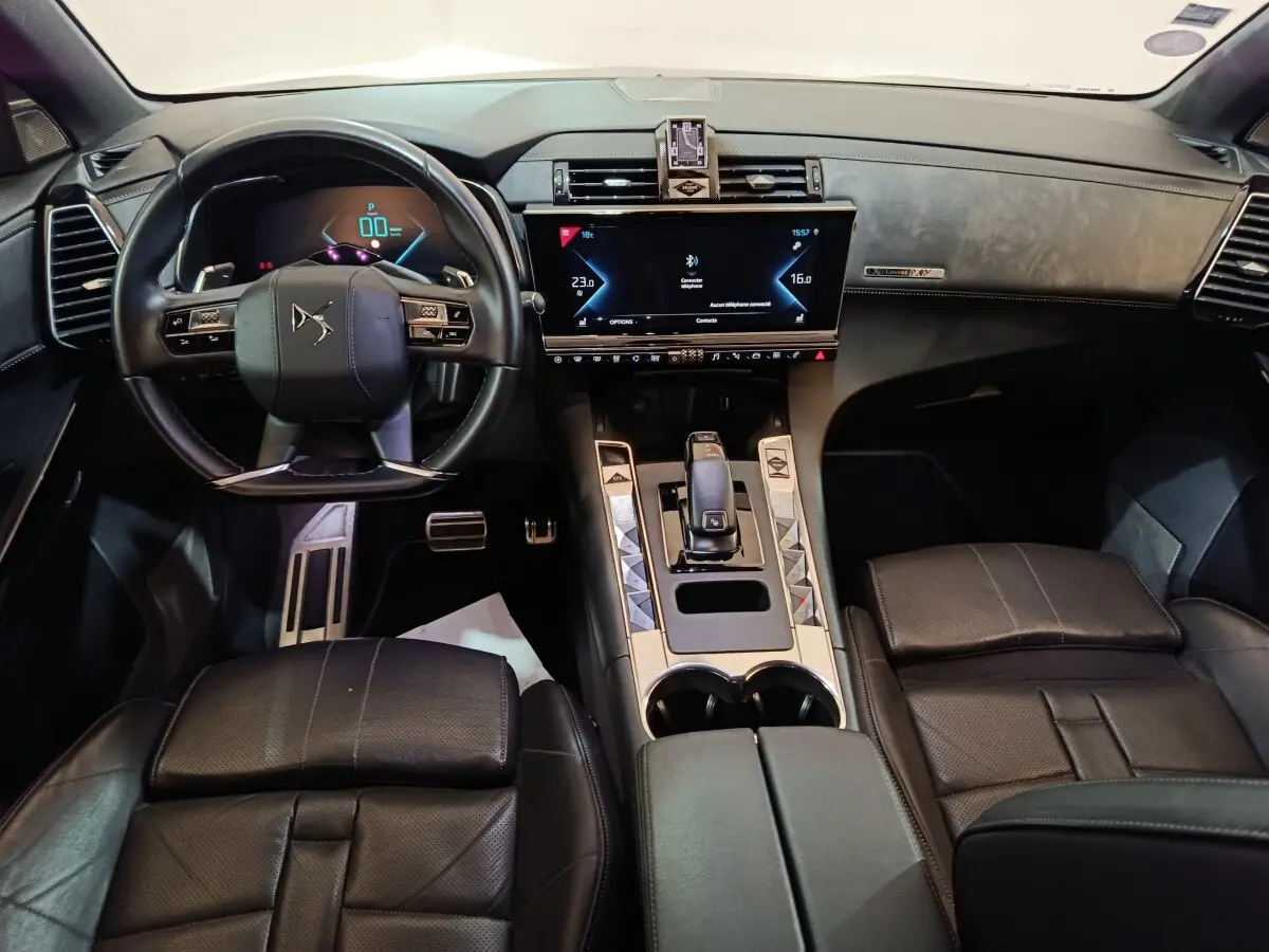 Vue intérieure avant du DS7 Crossback E-TENSE 4x4 2022, tableau de bord noir avec écran tactile central et volant cuir.