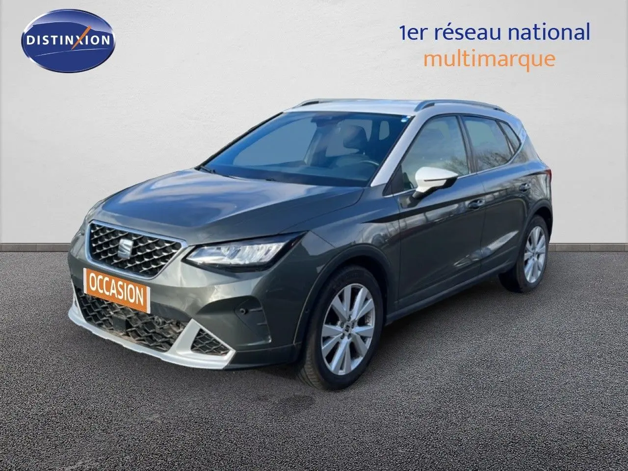 SEAT Arona gris magnétique métal vu en 3/4 avant droit avec toit blanc et jantes alliage.