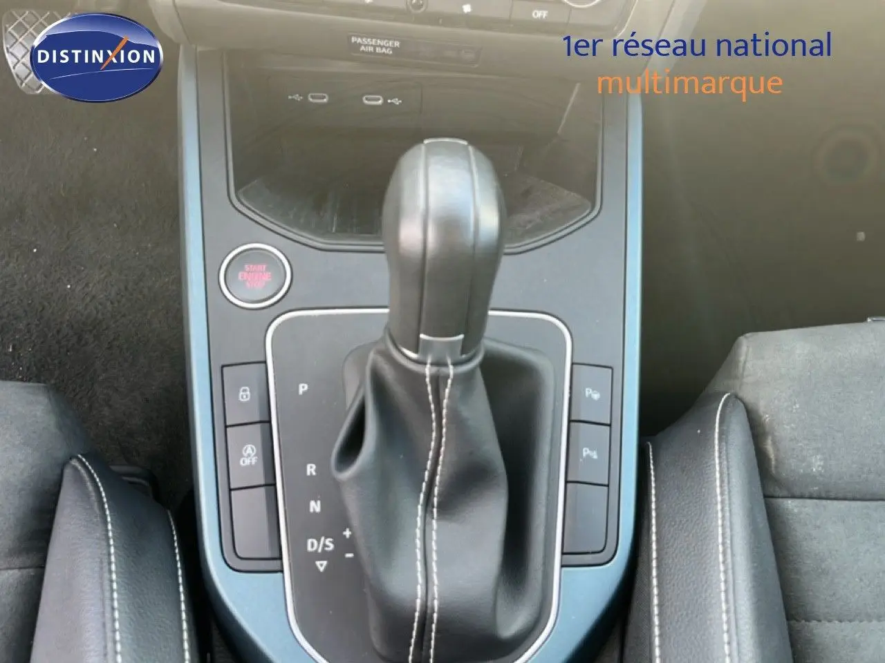 Le levier de vitesses automatique noir avec coutures blanches du SEAT Arona 2025, vue rapprochée de la console centrale.
