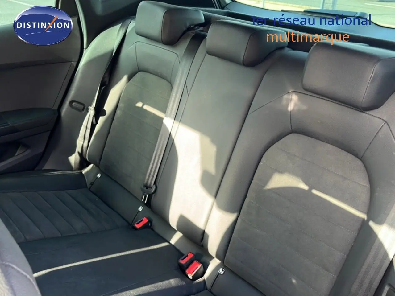 Vue intérieure montrant les sièges arrière en tissu noir de la SEAT Arona 2025, avec ceintures de sécurité visibles.