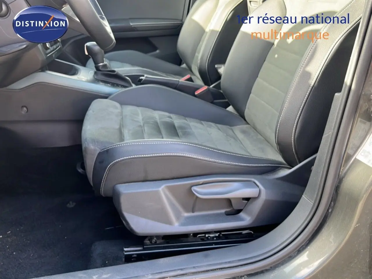 Vue intérieure côté conducteur du siège avant en cuir et alcantara gris d'un SEAT Arona gris magnétique 2025.