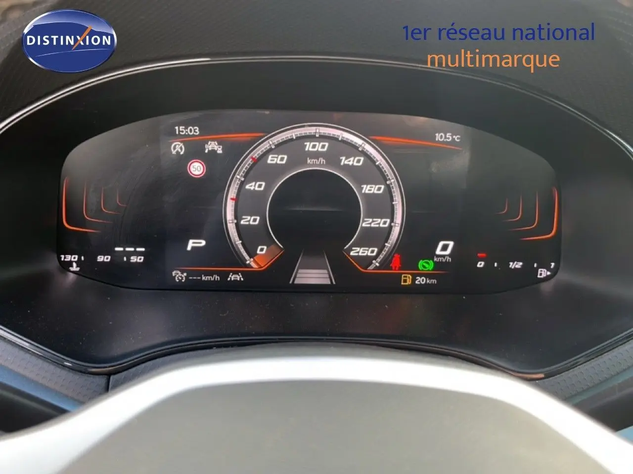 Tableau de bord numérique de SEAT Arona 2025 affichant la vitesse à 0 km/h et l'autonomie restante de 20 km.