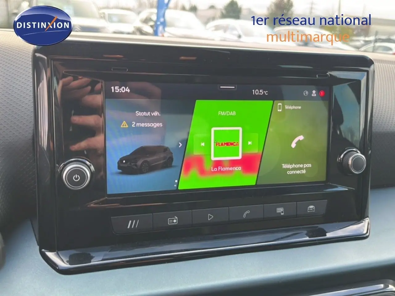Écran tactile central de la SEAT Arona gris magnétique, affichant le statut véhicule et la radio FM/DAB.