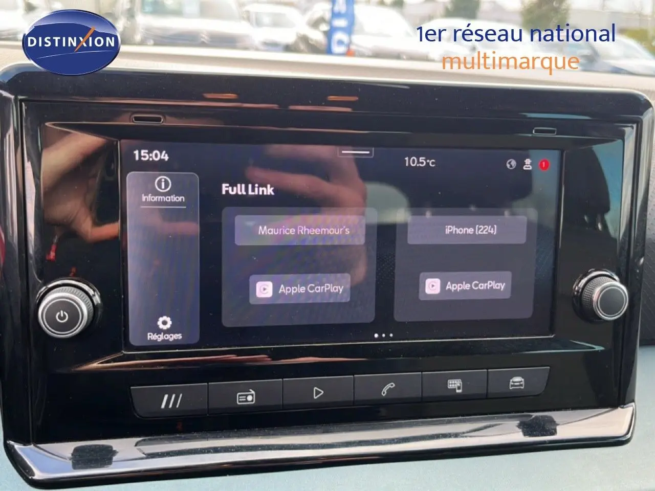 Écran tactile central de la SEAT Arona 2025 affichant Apple CarPlay, avec commandes physiques autour en finition noire brillante.