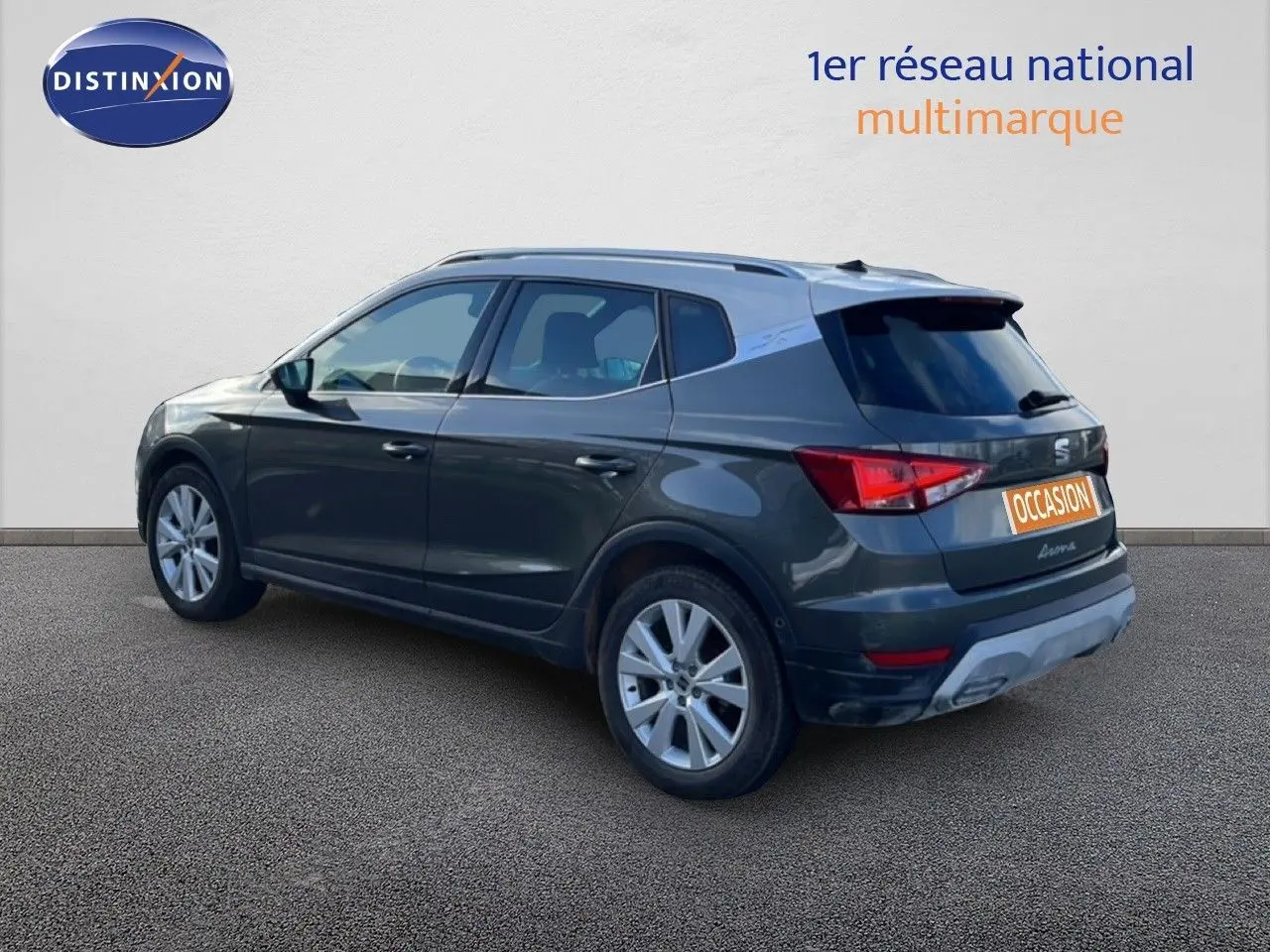 SEAT Arona gris magnétique vue 3/4 arrière droit avec toit noir et jantes alliage 17 pouces.