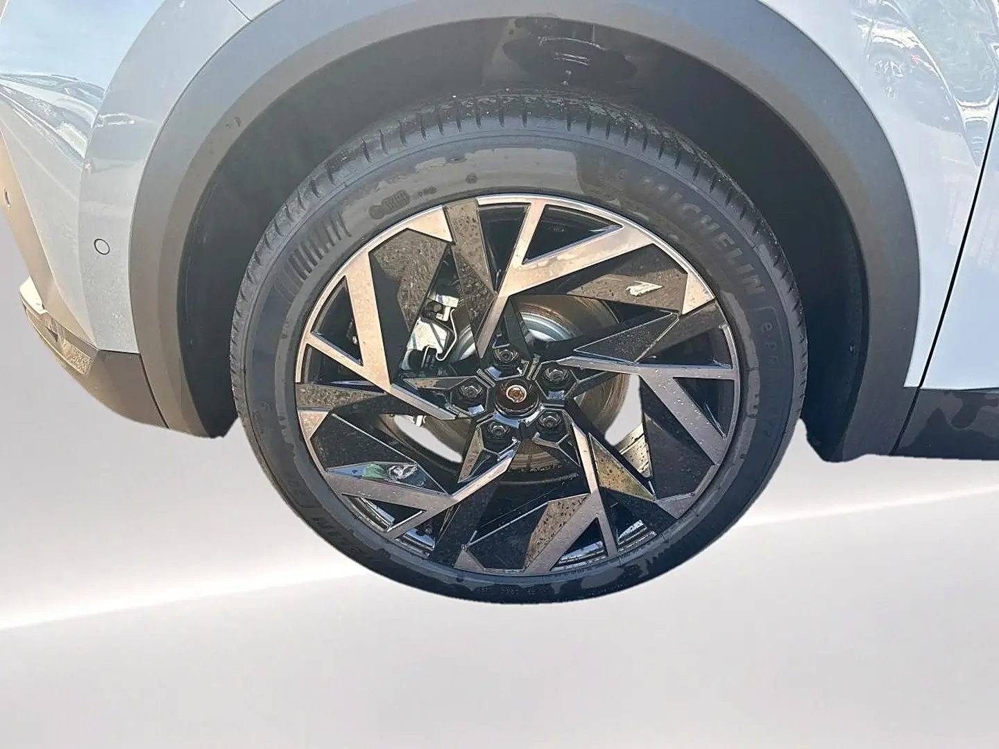 Gros plan sur la roue avant droite gris rafale du Renault Symbioz 1.8 e-tech full hybrid avec jante alu au design géométrique.