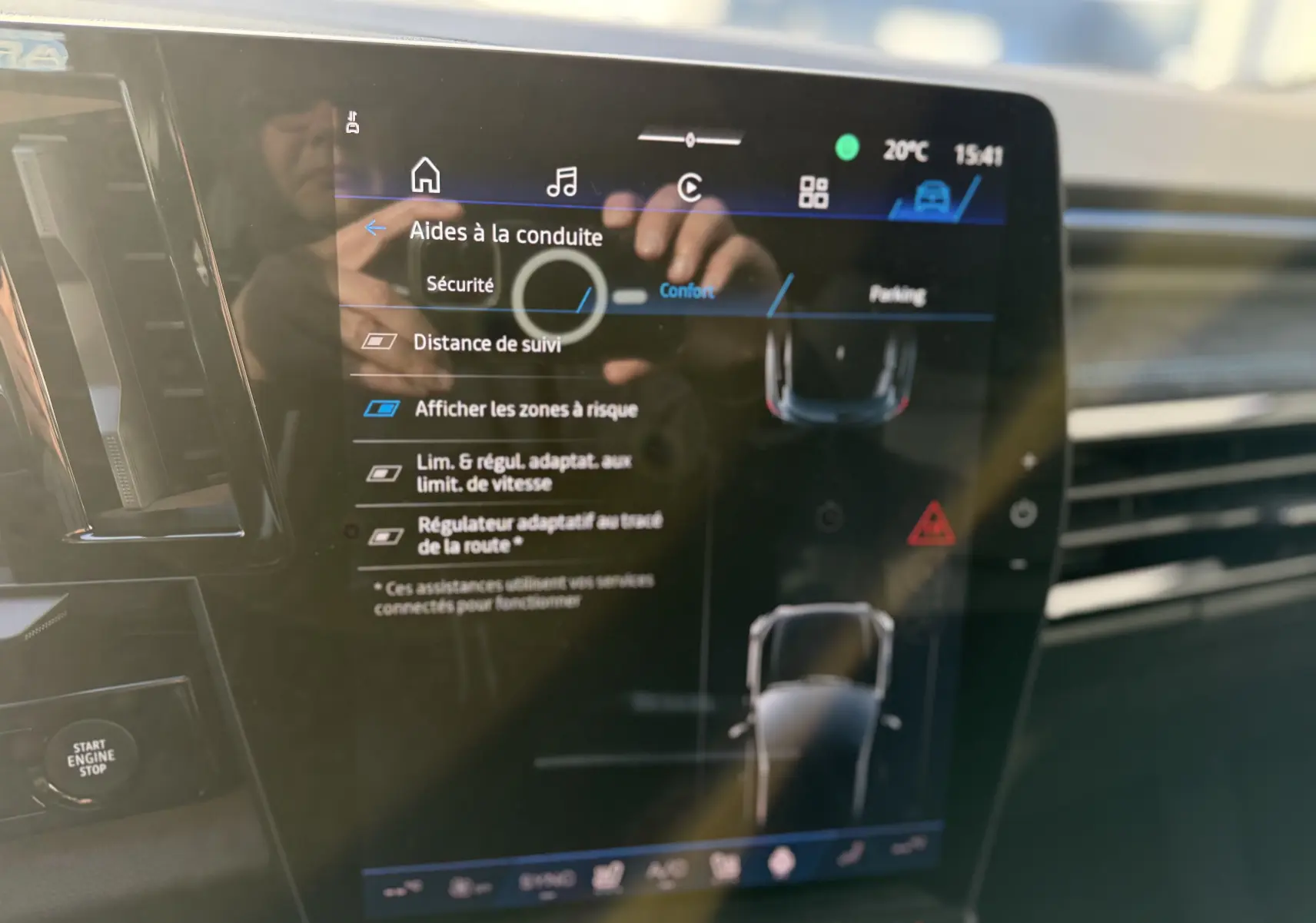 Écran tactile central du Renault Austral 2025 affichant les aides à la conduite dans un intérieur moderne.