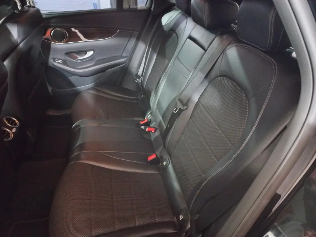 Vue intérieure côté droit des sièges arrière en cuir noir du Mercedes GLC 300 E Business Line 2021