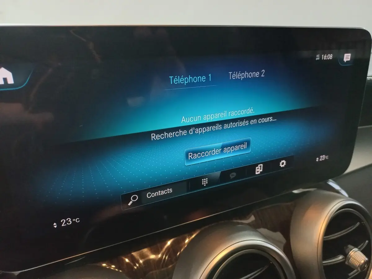 Écran tactile central du tableau de bord du Mercedes GLC 300 E Business Line 2021 avec affichage Bluetooth et climatisation à 23°C.