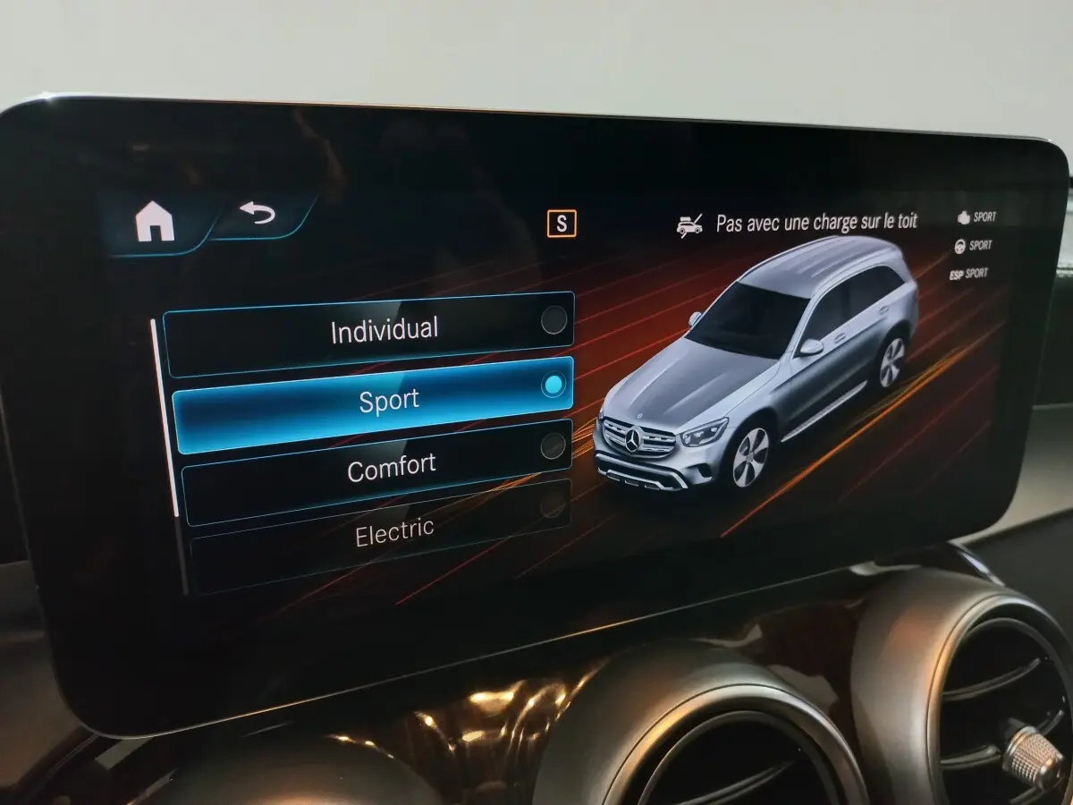 Écran tactile intérieur montrant le mode Sport activé avec une image 3D argentée du Mercedes GLC vue de dessus en 3/4 avant.