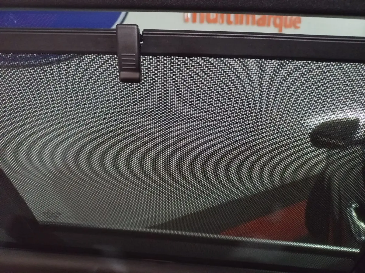 Store pare-soleil arrière en tissu noir sur la vitre latérale droite d'un Mercedes GLC noir 2021.