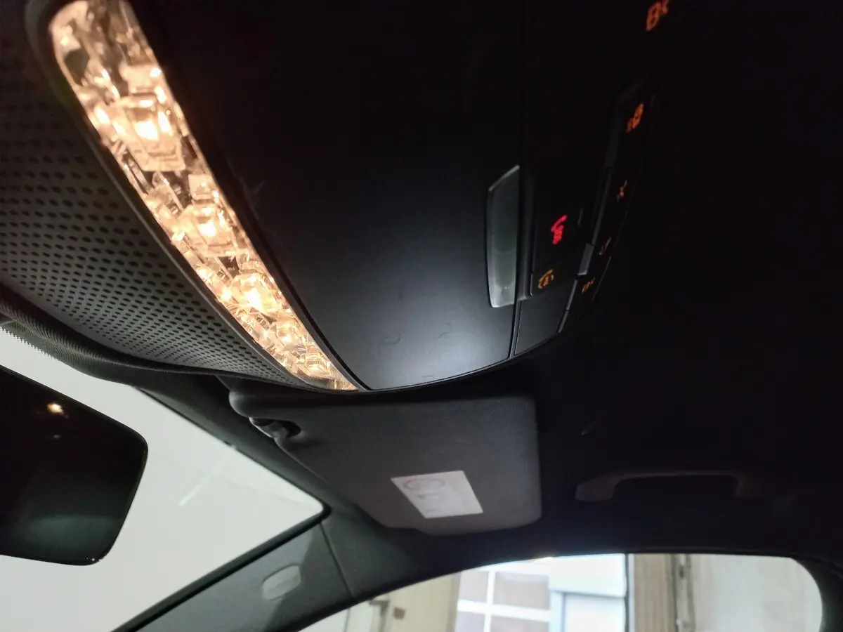 Plafonnier intérieur allumé avec commandes, vue vers l'avant du toit noir du Mercedes GLC 300 E Business Line 2021