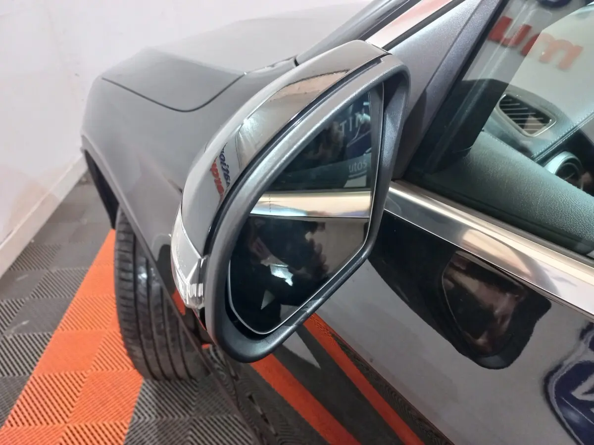 Rétroviseur droit noir brillant du Mercedes GLC 300 E Business Line 4MATIC 2021, vue rapprochée sur carrosserie noire.