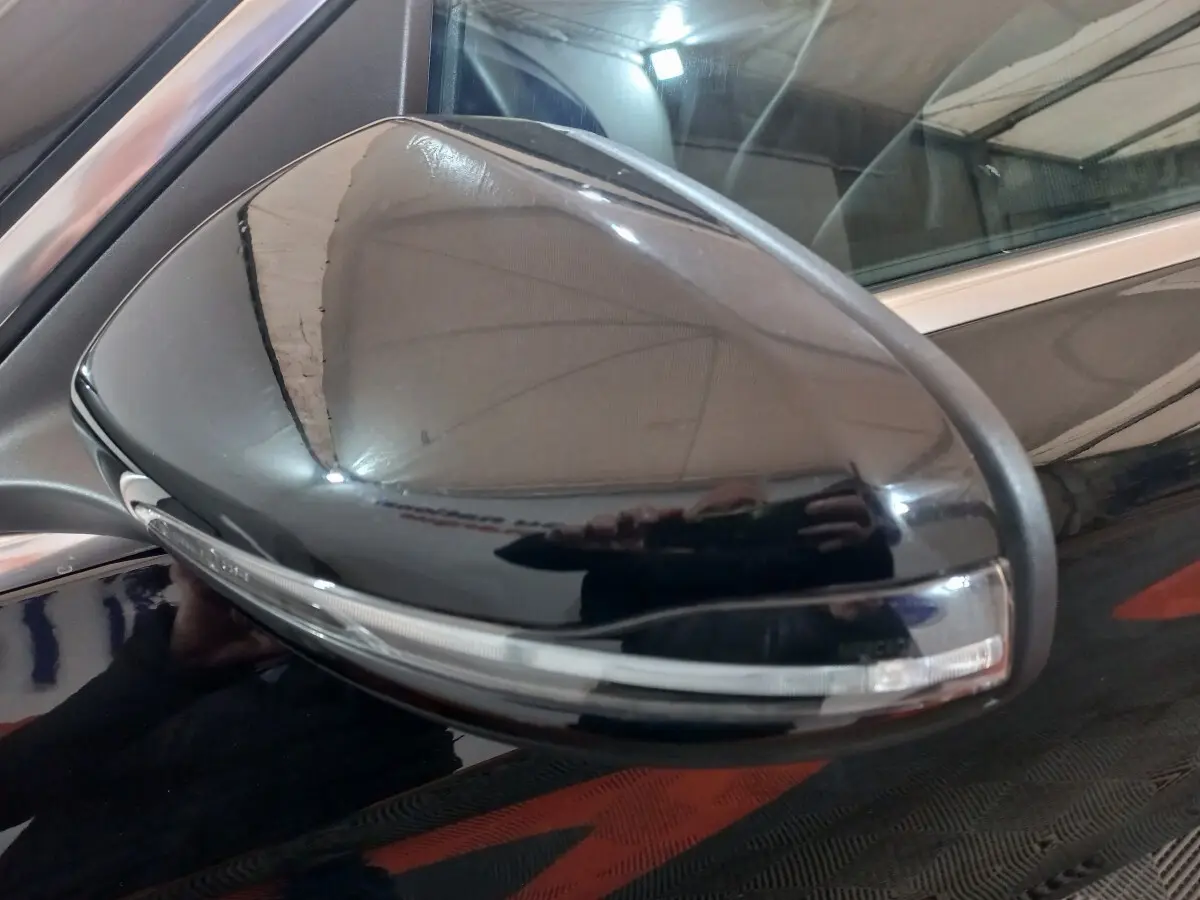 Rétroviseur côté gauche noir brillant avec clignotant intégré sur Mercedes GLC 300 E Business Line 2021 hybride.