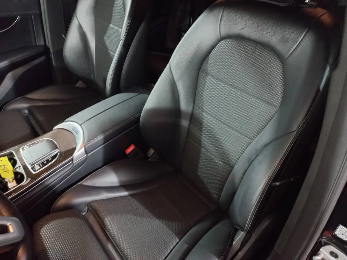 Vue rapprochée des sièges avant en cuir noir et de la console centrale du Mercedes GLC 300 E BUSINESS LINE 2021.