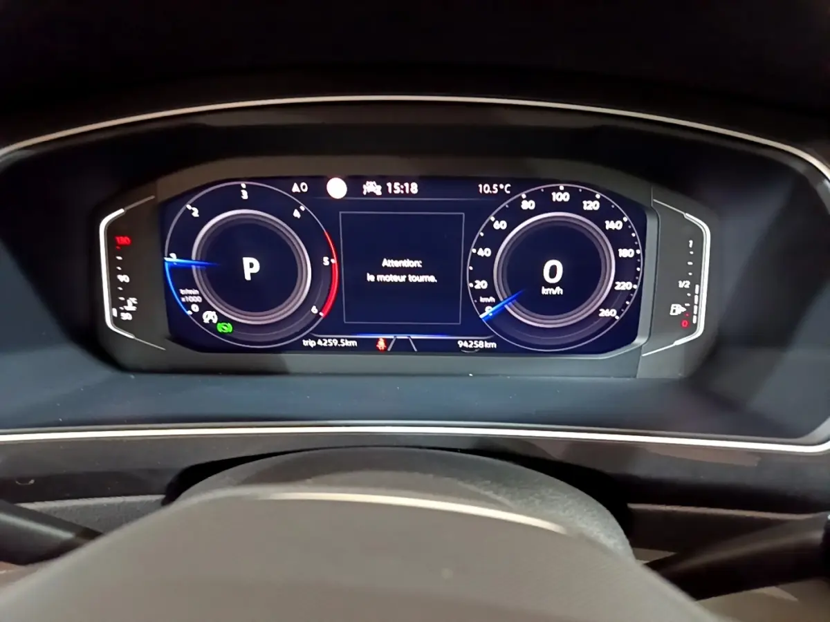 Vue rapprochée du tableau de bord numérique du Volkswagen Tiguan 2.0 TDI 150 DSG7, affichage digital clair.