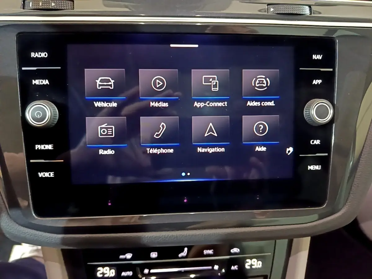 Écran tactile central du Volkswagen Tiguan gris clair 2022 affichant le menu principal multimédia et navigation.