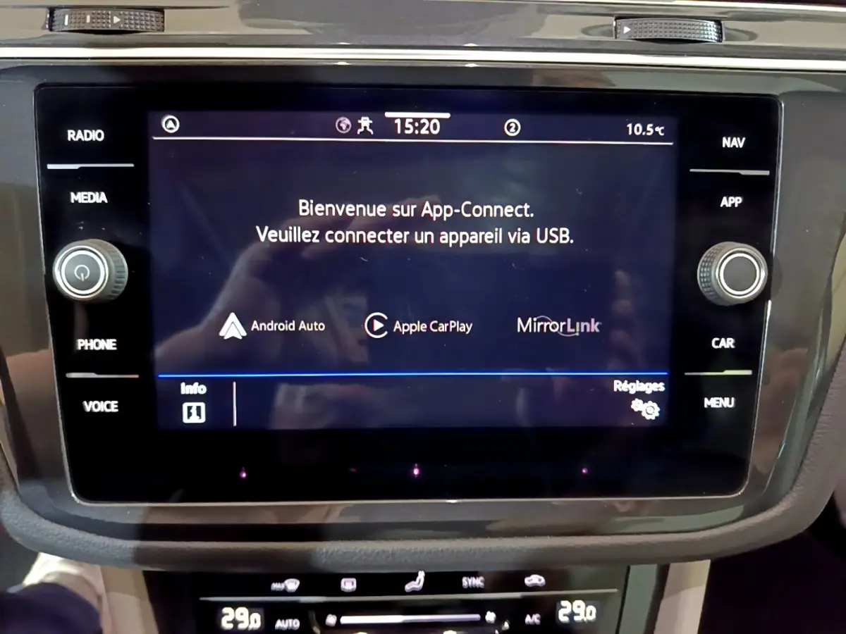 Écran tactile central du tableau de bord du Volkswagen Tiguan 2.0 TDI 150 DSG7 Elegance affichant App-Connect.