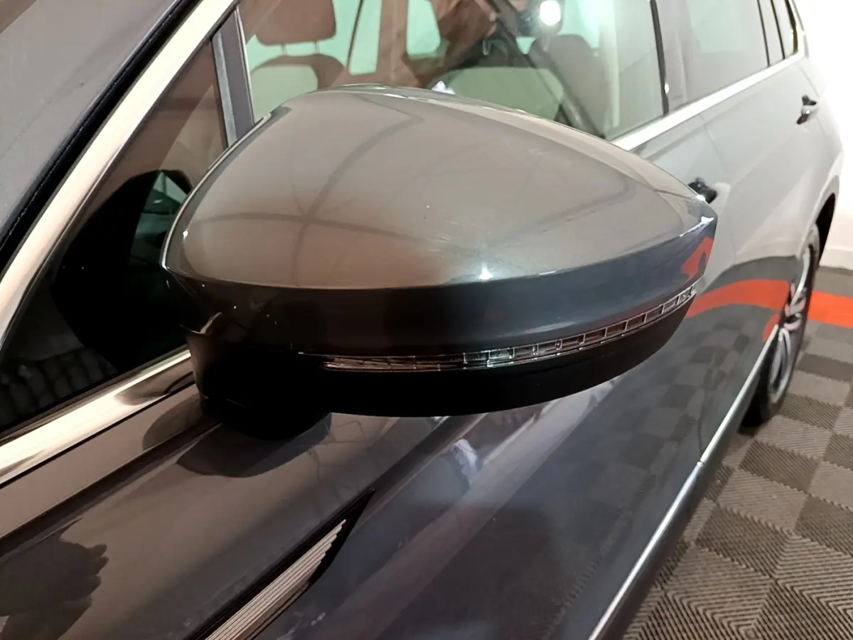 Rétroviseur droit gris clair du Volkswagen Tiguan 2022, avec clignotant intégré, vue rapprochée côté droit.