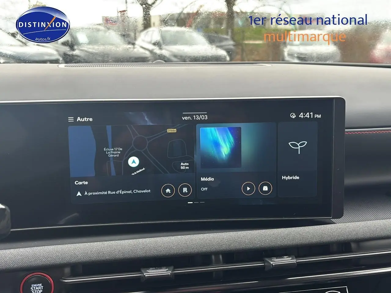 Écran tactile du tableau de bord du Hyundai Tucson blanc sérénité, affichant navigation et options hybrides.