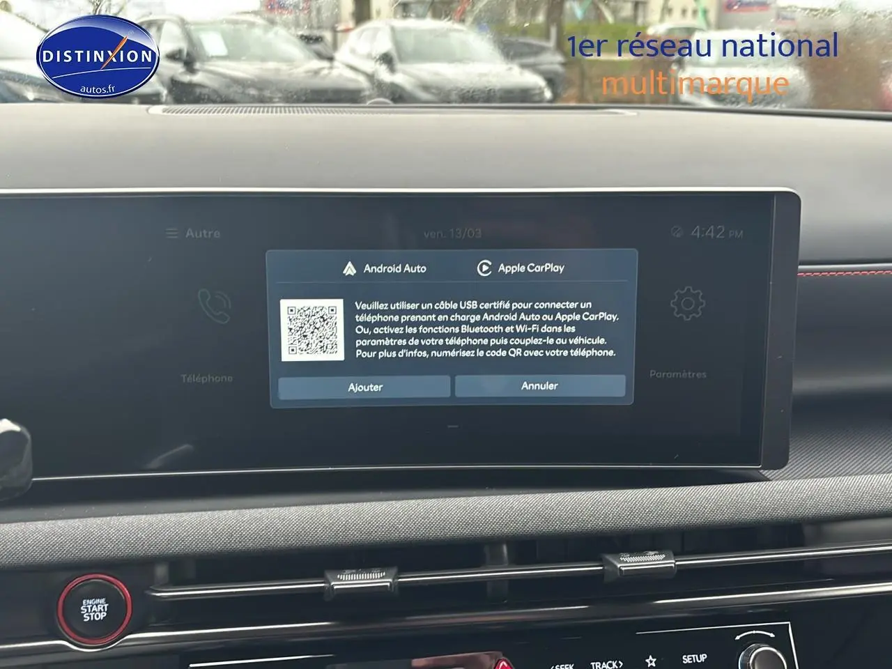 Vue intérieure centrée sur l'écran tactile du tableau de bord du Hyundai Tucson blanc sérénité, avec interface Android Auto visible.