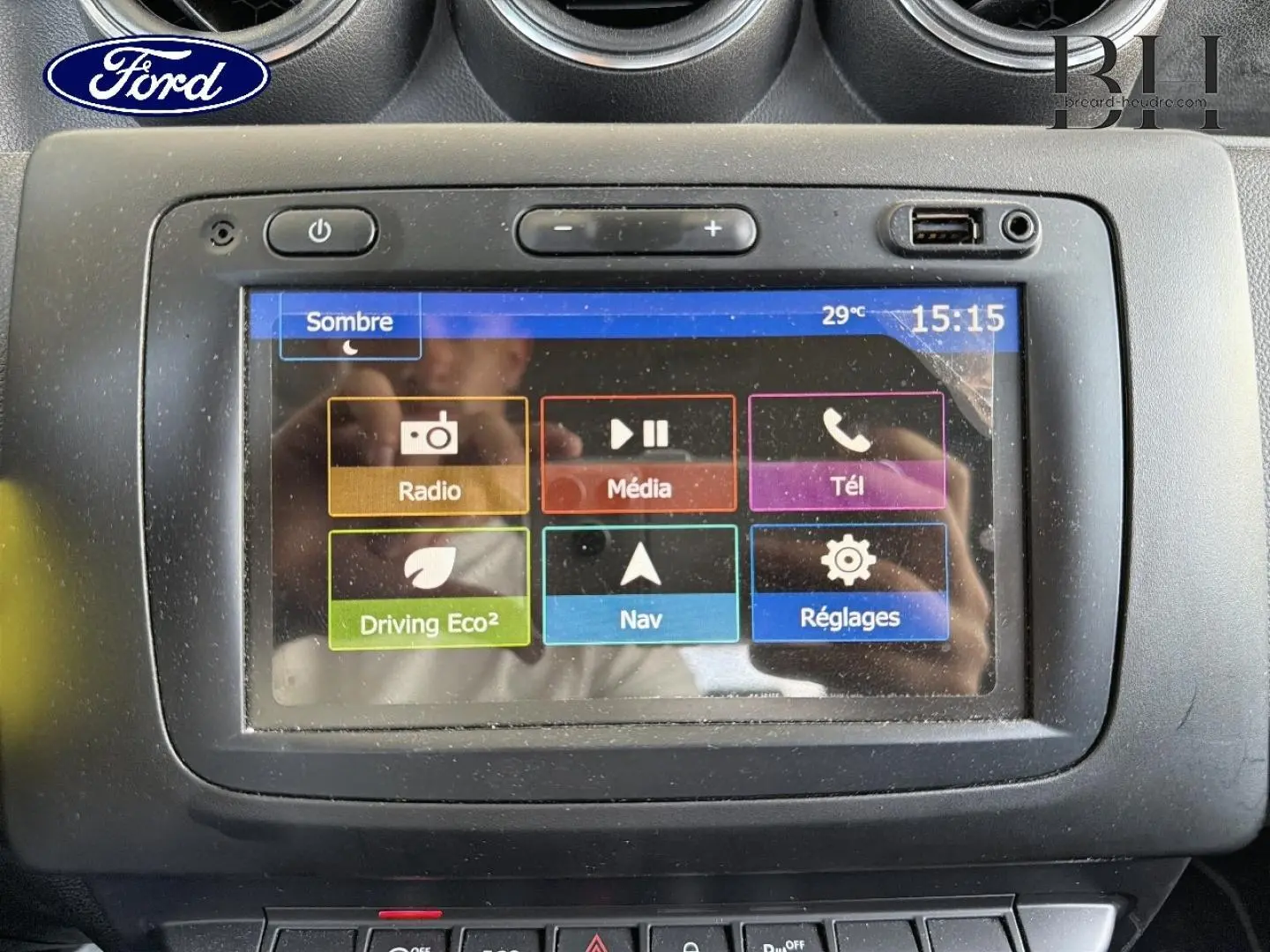 Écran tactile central du tableau de bord du Dacia Duster 2020 avec interface multimédia colorée.