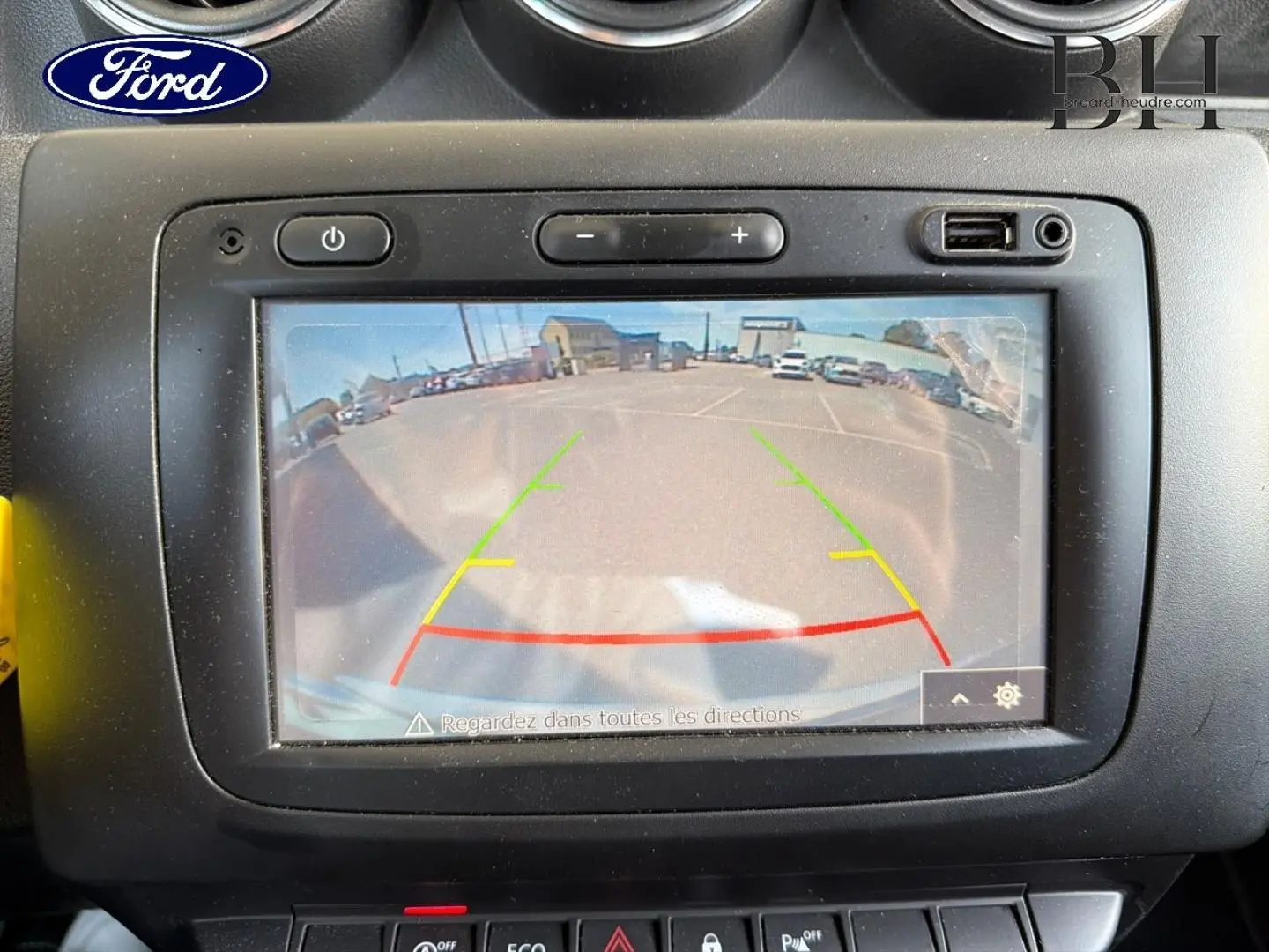 Écran tactile de caméra de recul du Dacia Duster 2020, vue intérieure du tableau de bord noir.