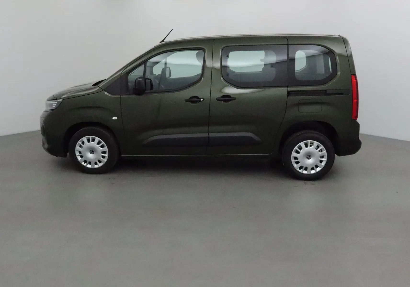 Profil côté gauche d'un Opel Combo Life vert Sirkka 2025, monospace compact avec grandes fenêtres et jantes acier.