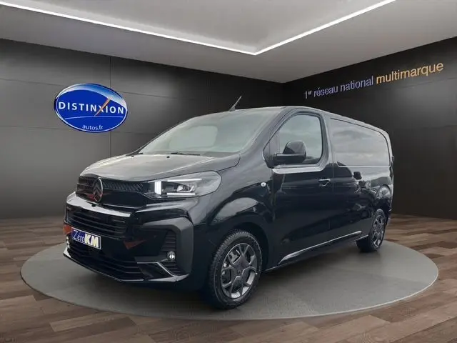 Vue 3/4 avant droite du Citroën Jumpy noir 2025, van utilitaire avec jantes spécifiques et calandre marquée.