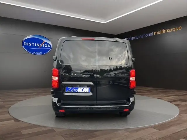 Vue arrière d'un Citroën Jumpy noir 2025, fourgon utilitaire avec portes battantes et feux rouges verticaux.