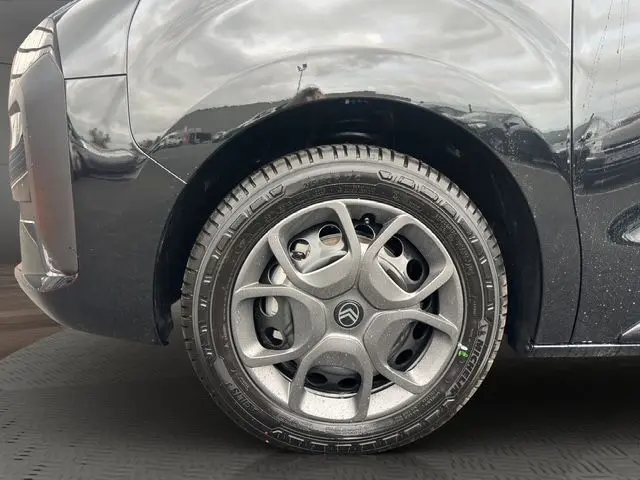 Gros plan sur la roue avant gauche noire d'un Citroën Jumpy 2025, mettant en valeur la jante originale et le pneu neuf.