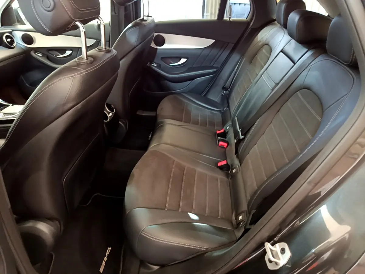 Vue intérieure côté droit des sièges arrière en cuir noir du Mercedes GLC 300 E AMG Line gris foncé 2021 hybride rechargeable.