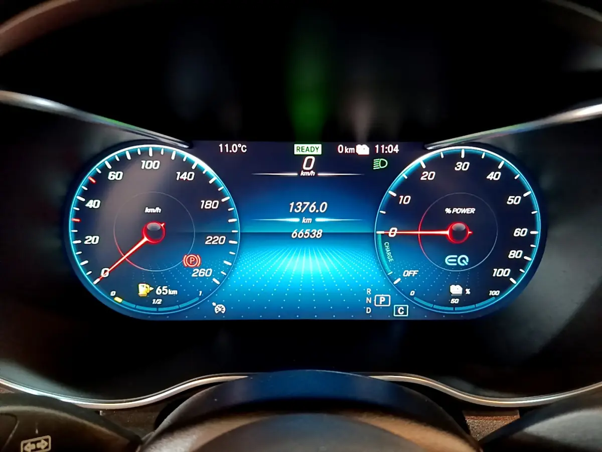 Tableau de bord numérique du Mercedes GLC 300 E AMG Line 2021, affichage vitesse et puissance en bleu.