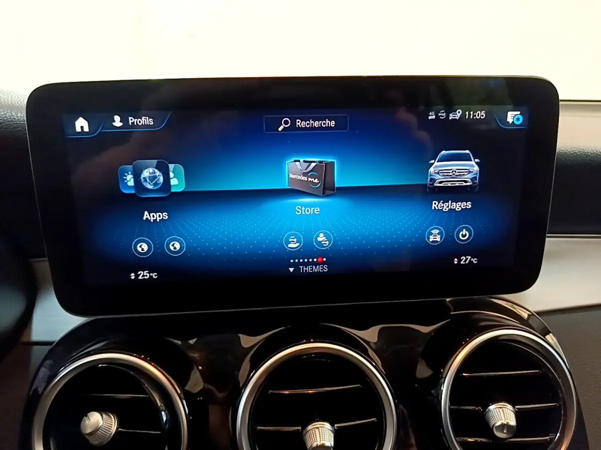 Écran tactile central du tableau de bord du Mercedes GLC 300 E AMG Line 2021 affichant menu Apps, Store et Réglages.