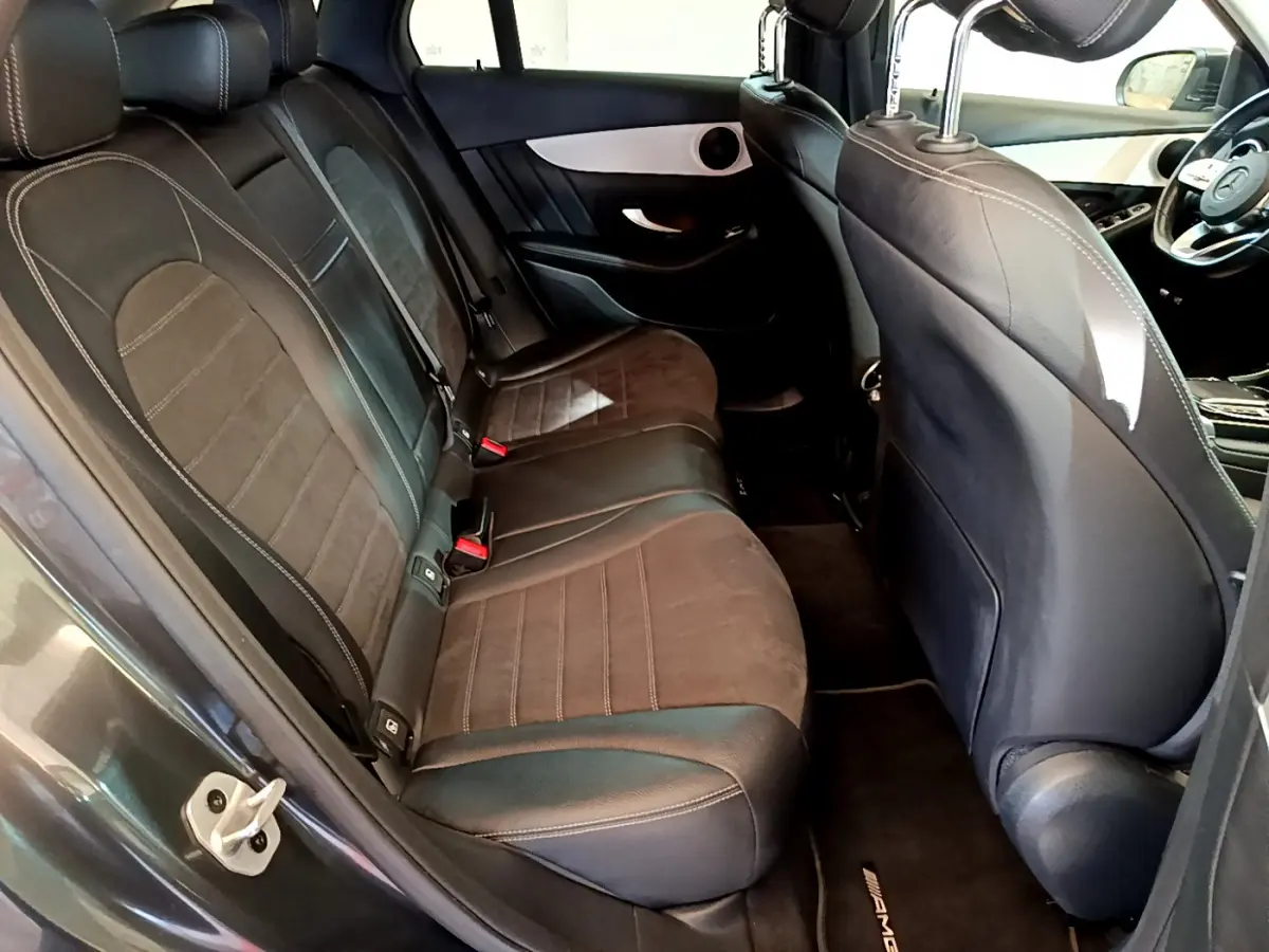 Vue intérieure côté gauche des sièges arrière en cuir noir et alcantara du Mercedes GLC 300 E AMG Line 2021 gris foncé