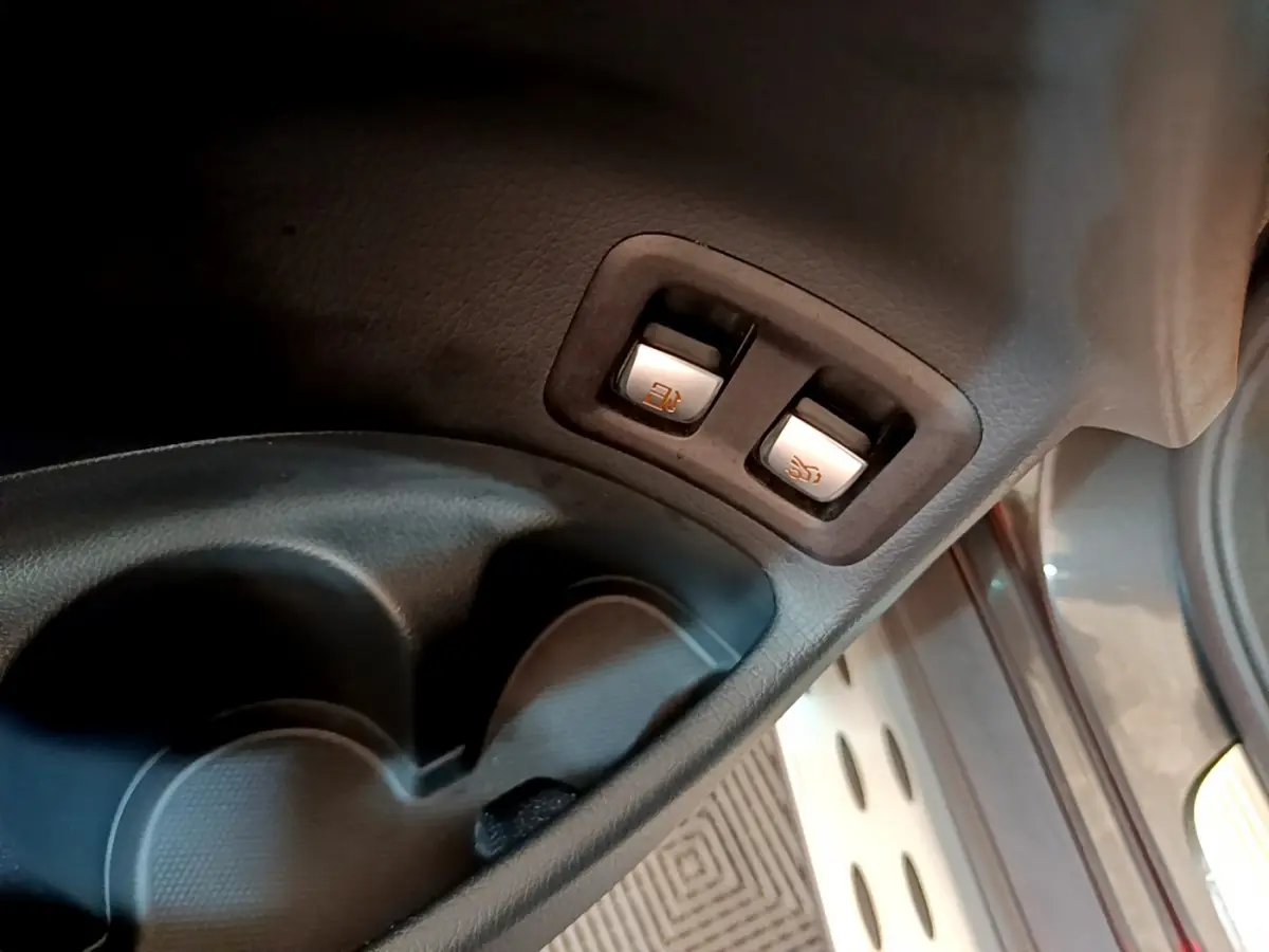 Gros plan sur les commandes de verrouillage et déverrouillage de porte dans l’habitacle gris foncé du Mercedes GLC 300 E AMG Line 2021.