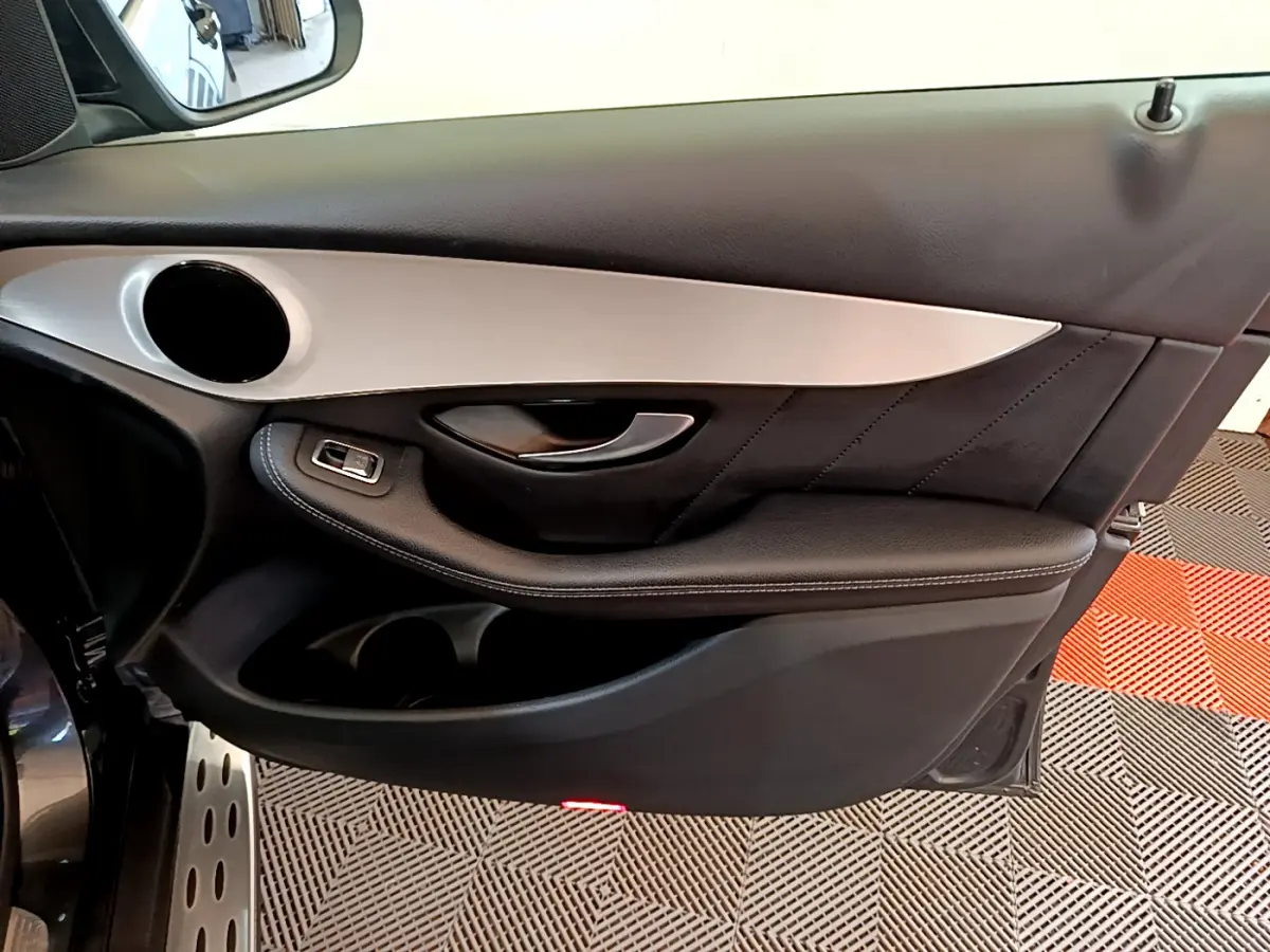 Vue rapprochée de la porte côté gauche du Mercedes GLC 300 E AMG Line 2021 en gris foncé avec insert aluminium.