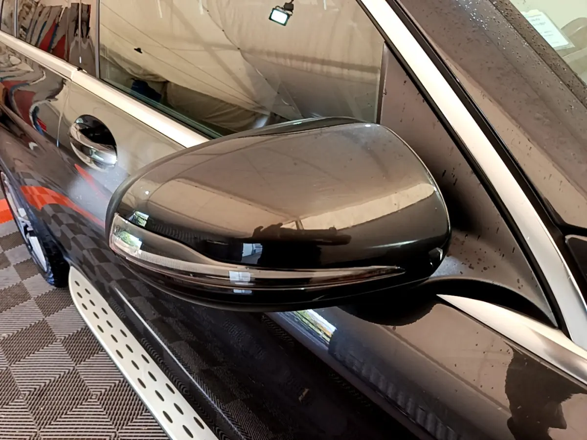 Rétroviseur côté gauche gris foncé du Mercedes GLC 300 E AMG Line 4MATIC, vue rapprochée en intérieur.