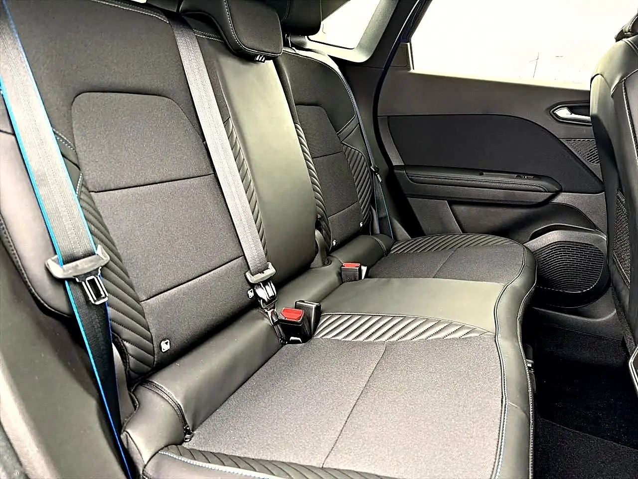 Vue latérale droite de la banquette arrière noire avec surpiqûres bleues du Renault Symbioz 2026.