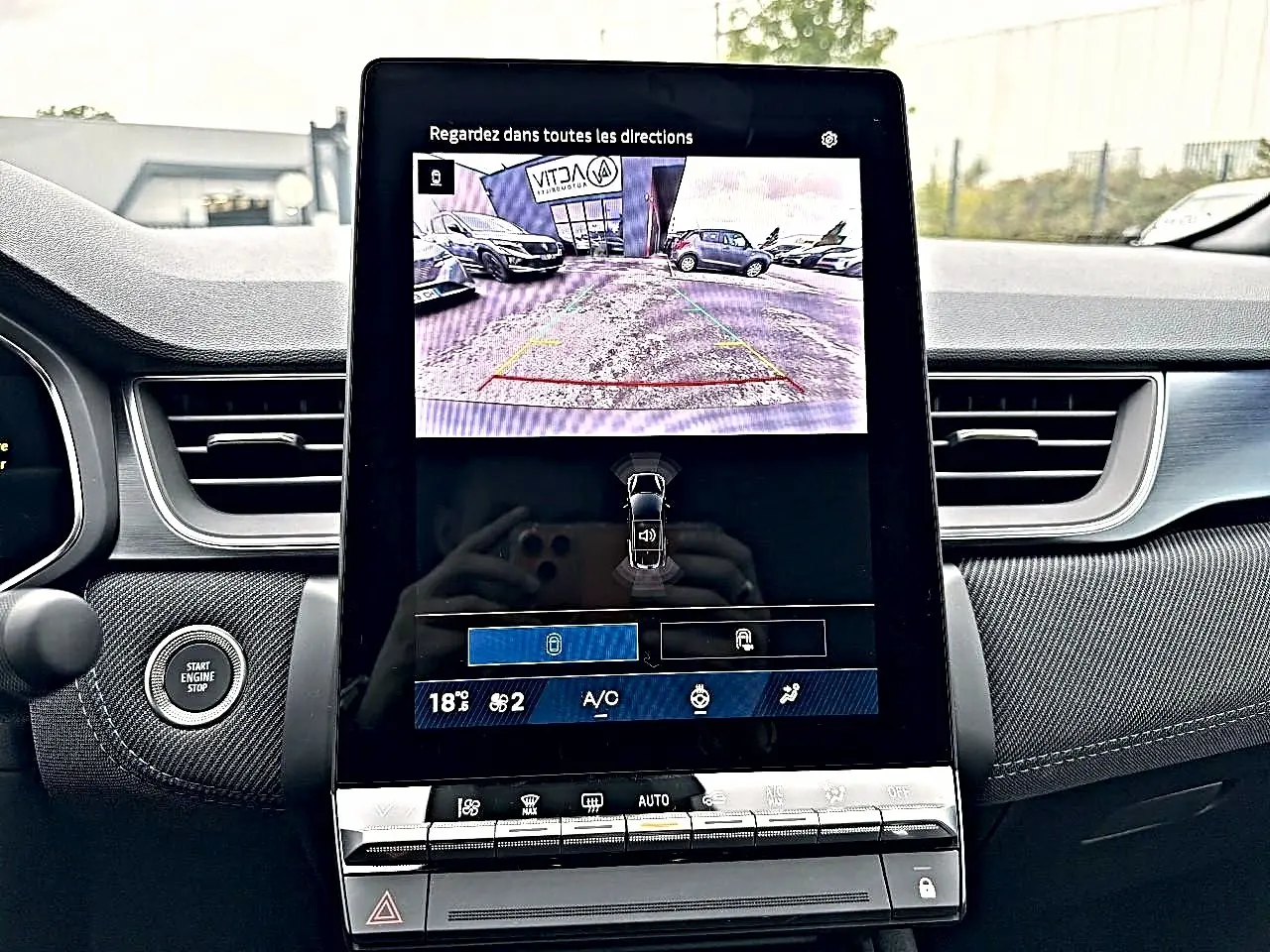 Écran tactile central de Renault Symbioz bleu iron, affichant la caméra de recul et commandes climatisation.