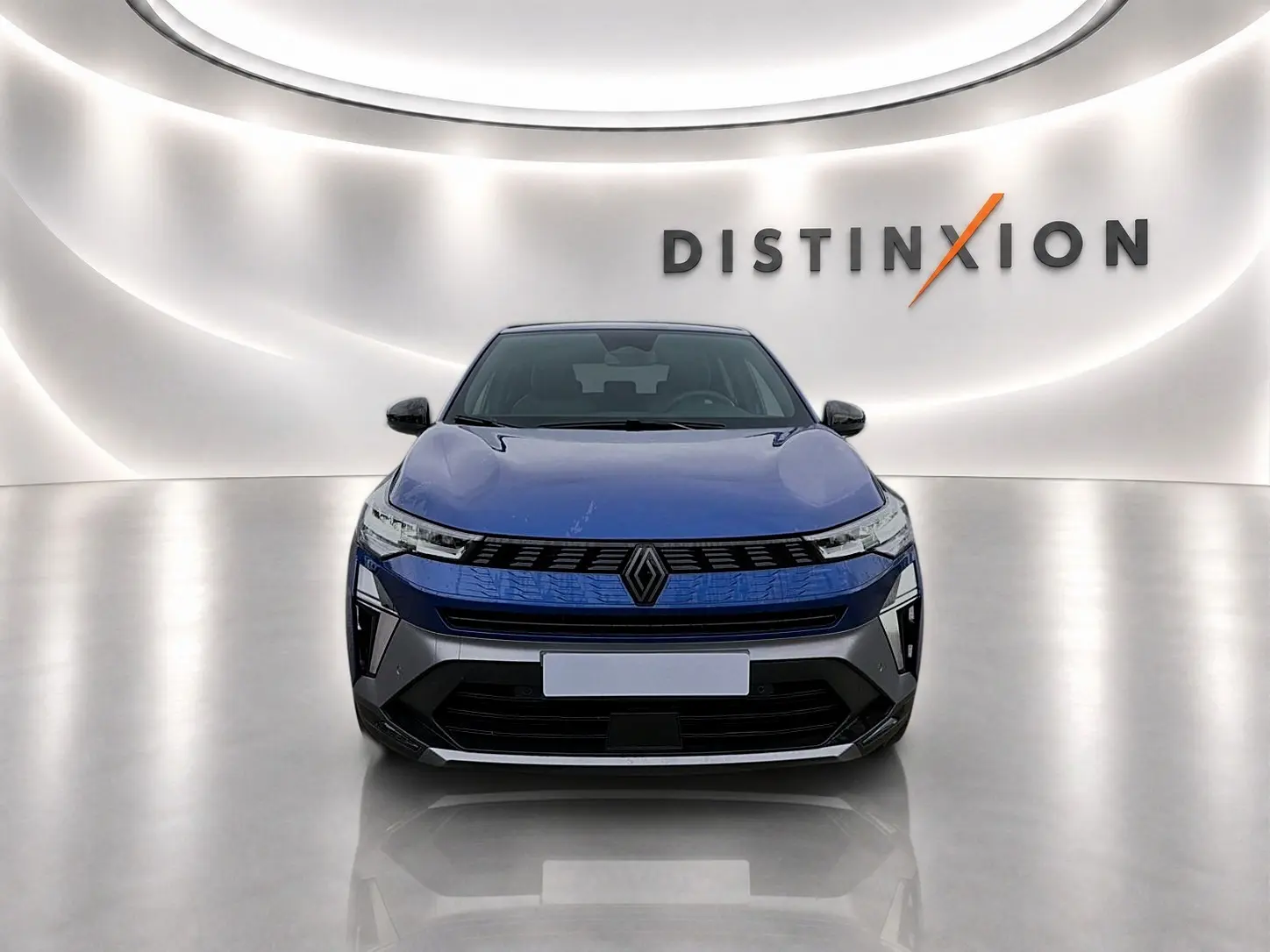 Vue avant d'une Renault Symbioz bleu iron avec calandre noire et logo central dans un showroom lumineux.