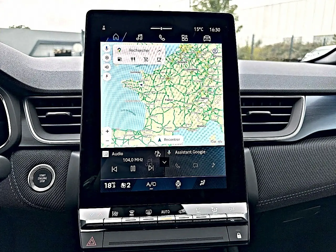Vue rapprochée de l’écran tactile central affichant la navigation GPS dans l’habitacle du Renault Symbioz bleu iron.
